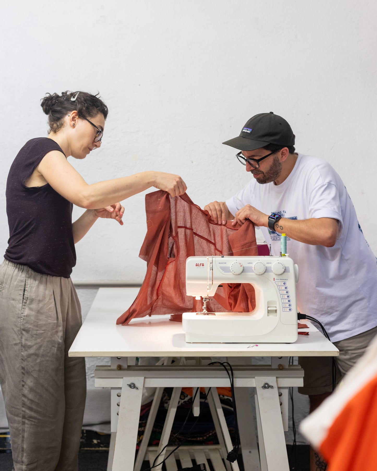 Persona aprendiendo a coser a máquina en el taller de costura Lantoki