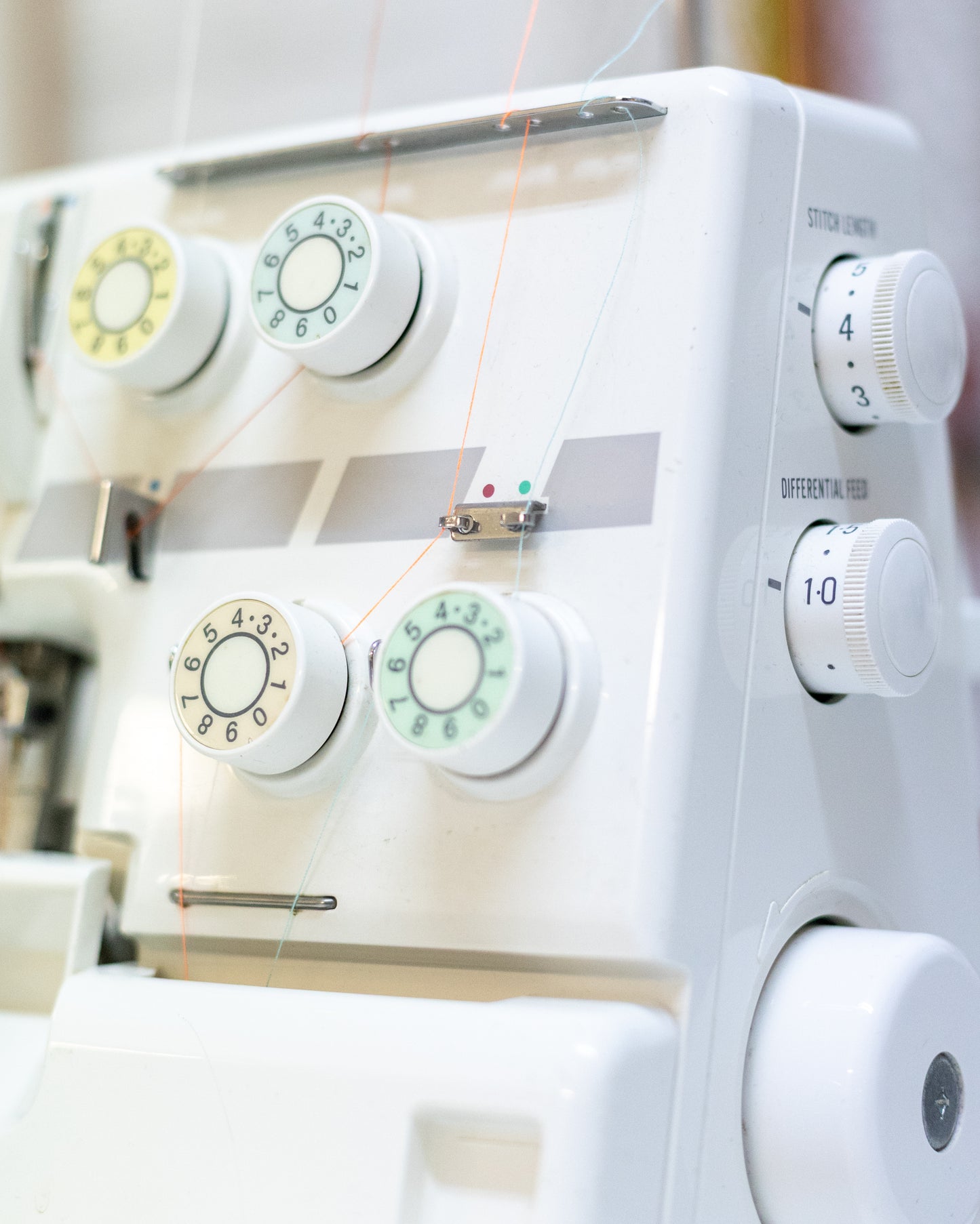 Detalle del sistema de enhebrado por colores de la remalladora Alfa 8704, fácil y accesible