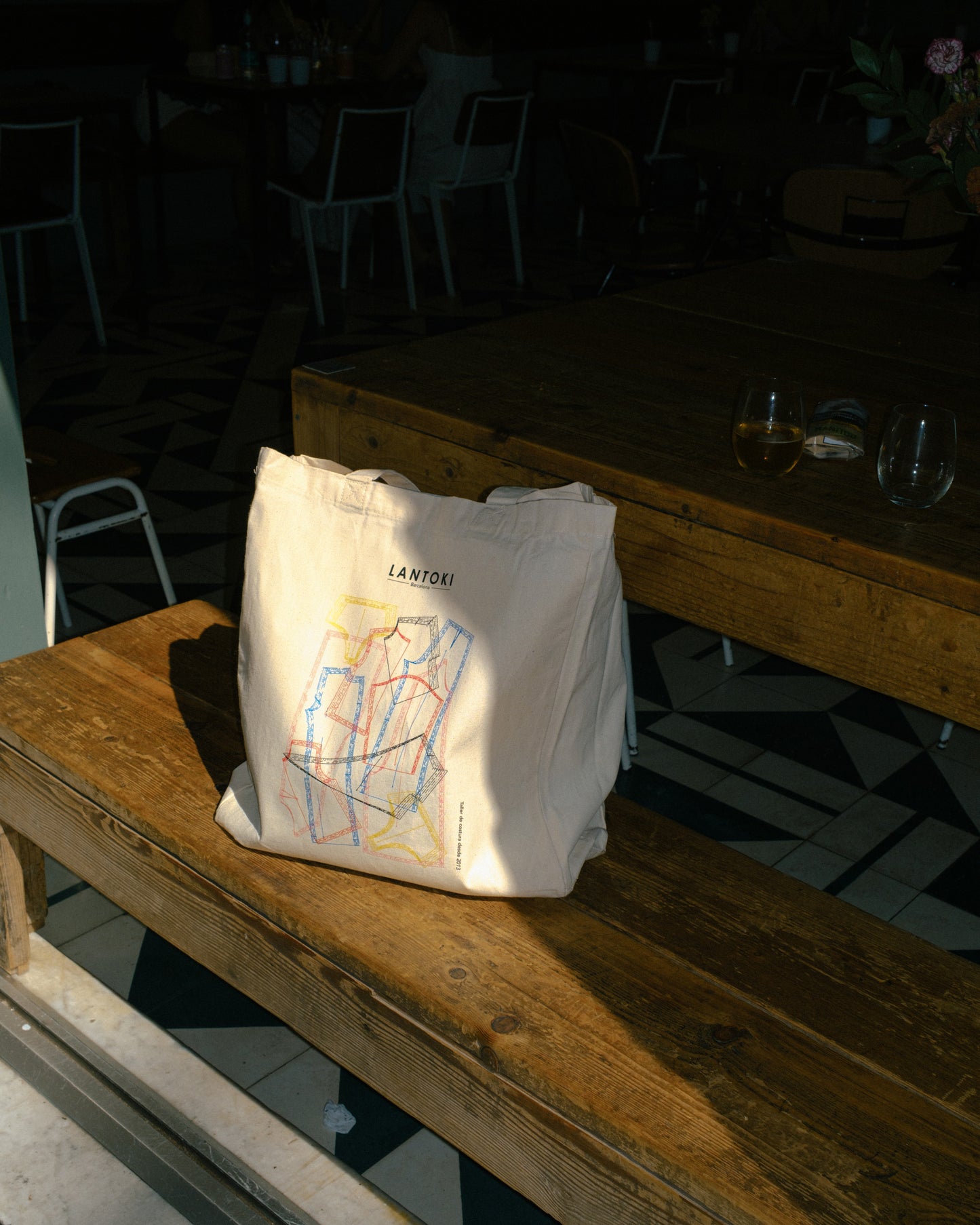 Detalle del estampado de los patrones Lantoki en bolsa de tela