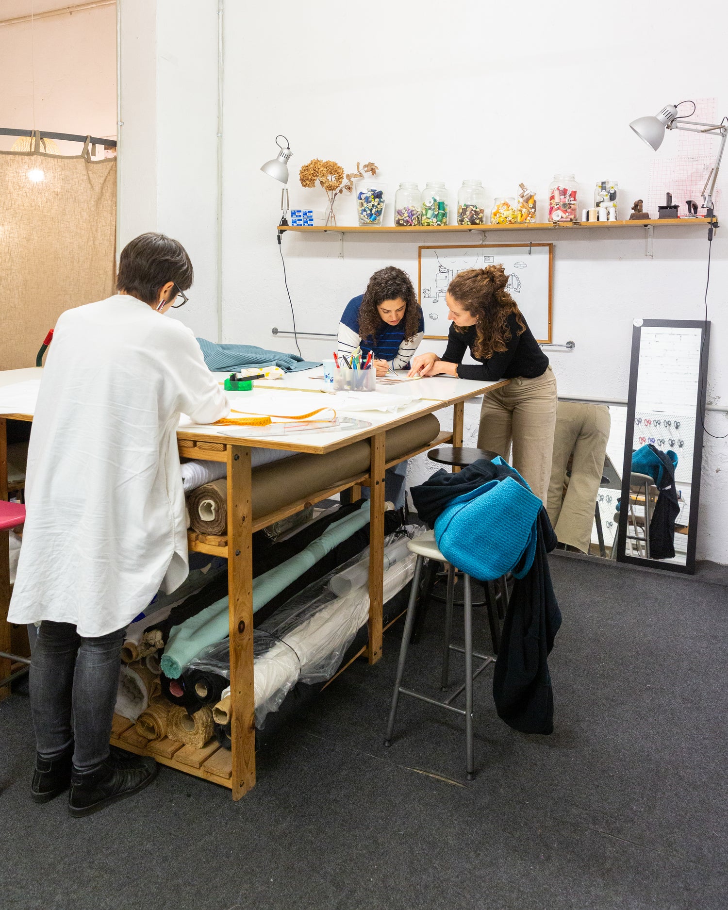 Alumnas y alumnos cosiendo en la clase de costura de Lantoki en Barcelona