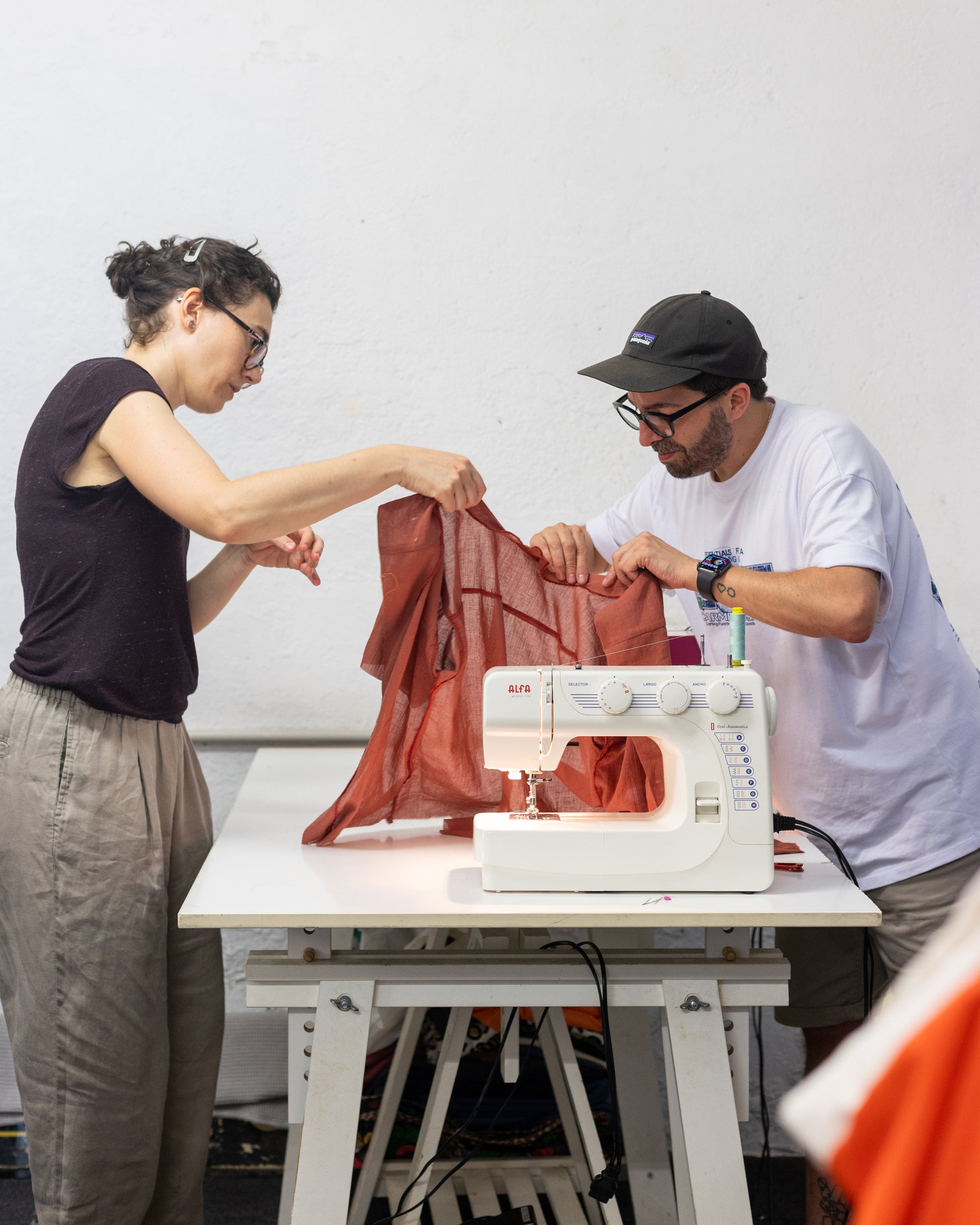 Persona aprendiendo a coser a máquina en el taller de costura Lantoki
