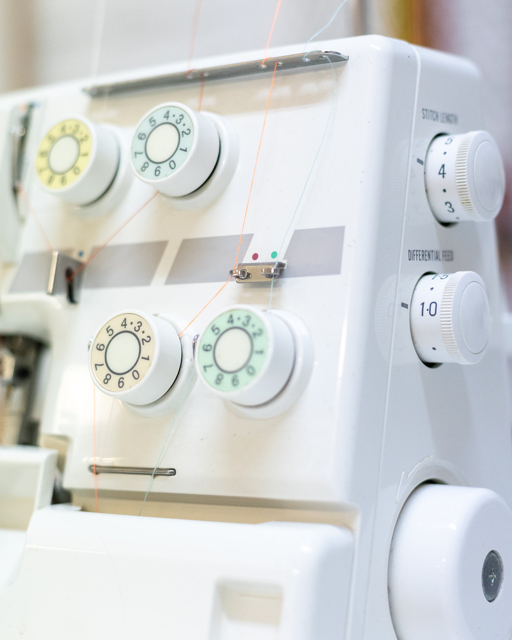 Detalle del sistema de enhebrado por colores de la remalladora Alfa 8704, fácil y accesible