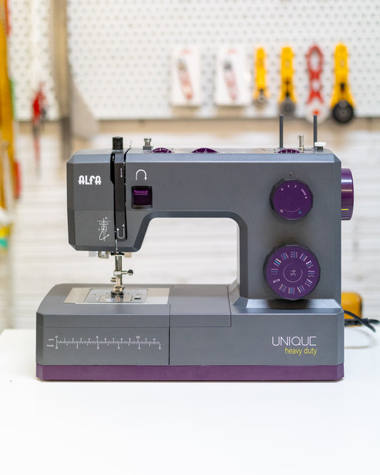 Vista frontal de la máquina de coser Alfa UNIQUE con motor servo y diseño profesional