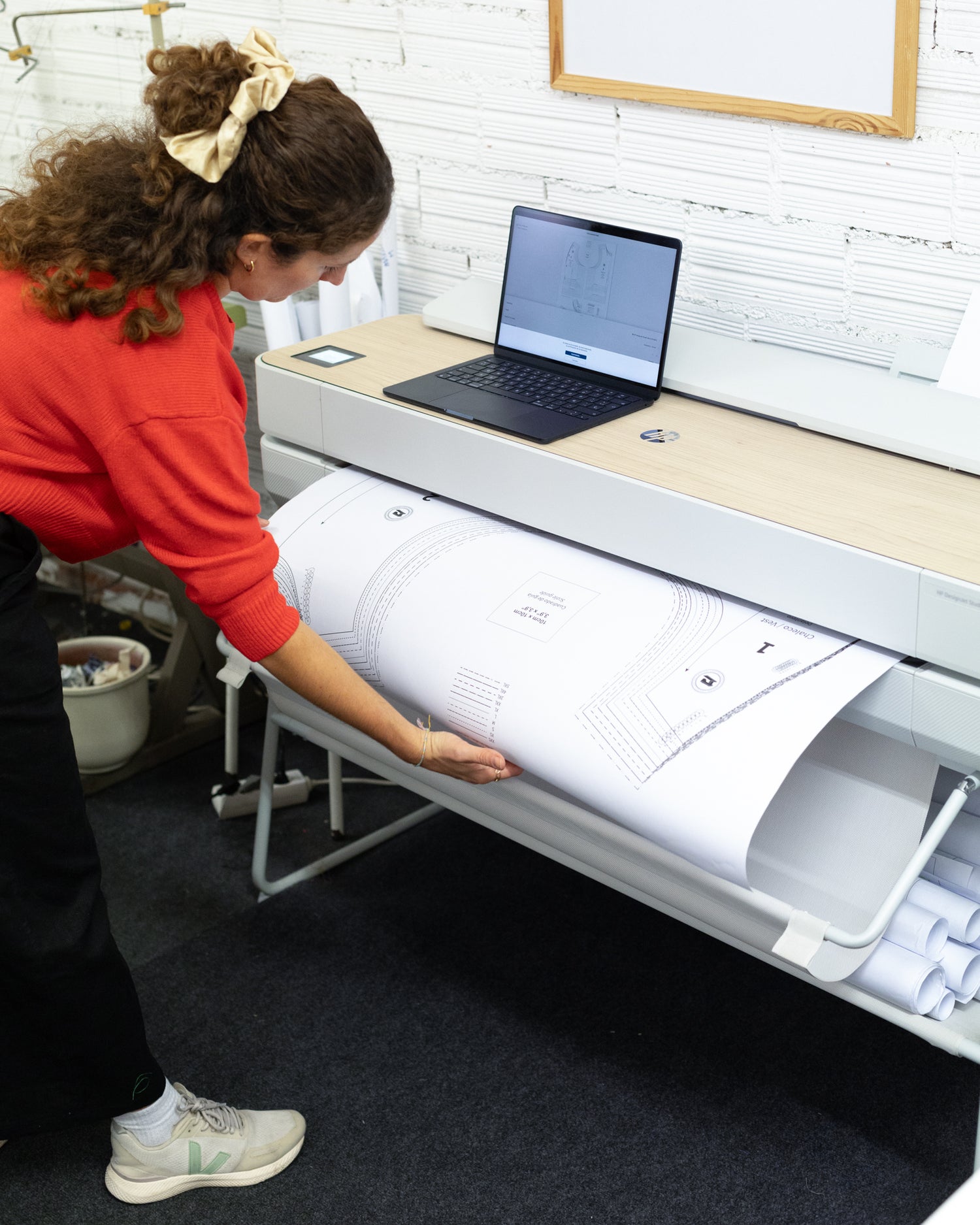 imprimir patrones A0 - Papel saliendo de la impresora