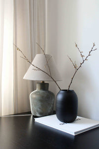 The Island Collection 03 - Jarrón negro - Decoración minimalista